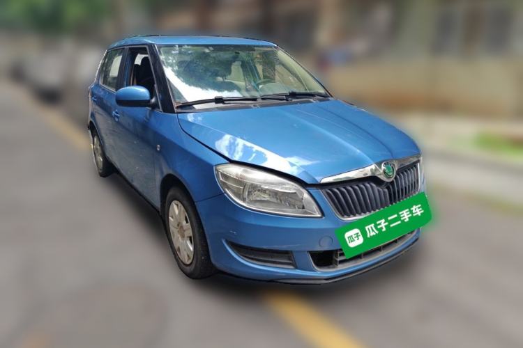 Used Skoda Fabia 2014 1.4L Automatic Crystal Edition Front Right 45 Deg