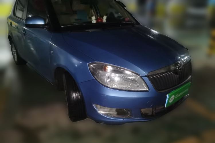 Used Skoda Fabia 2014 1.4L Manual Crystal Edition Front Right 45 Deg