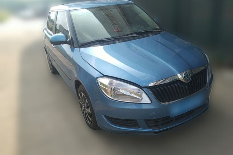 Used Skoda Fabia 2014 1.4L Manual Crystal Edition Front Right 45 Deg