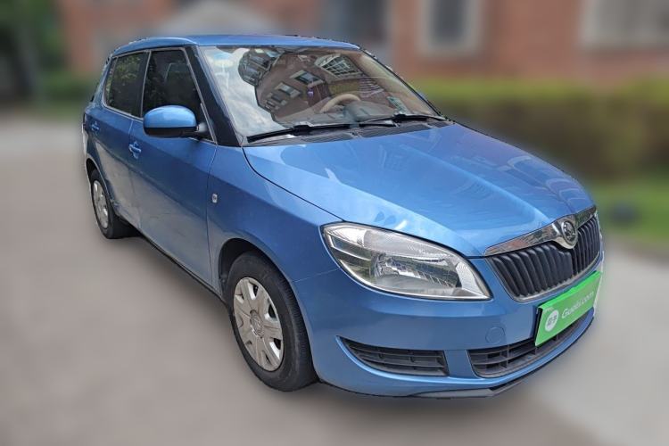 Used Skoda Fabia 2014 1.4L Automatic Crystal Edition Front Right 45 Deg