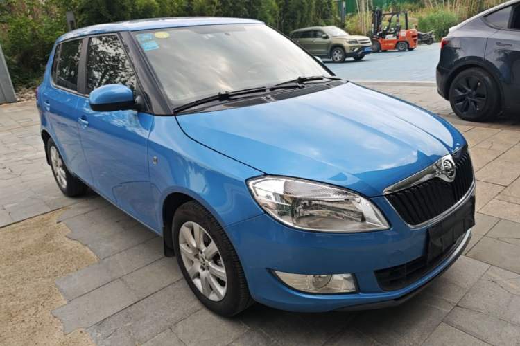 Used Skoda Fabia 2014 1.4L Automatic Crystal Edition Front Right 45 Deg