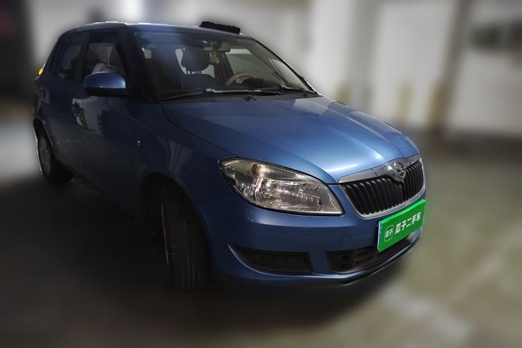 Used Skoda Fabia 2014 1.4L Automatic Crystal Edition Front Right 45 Deg