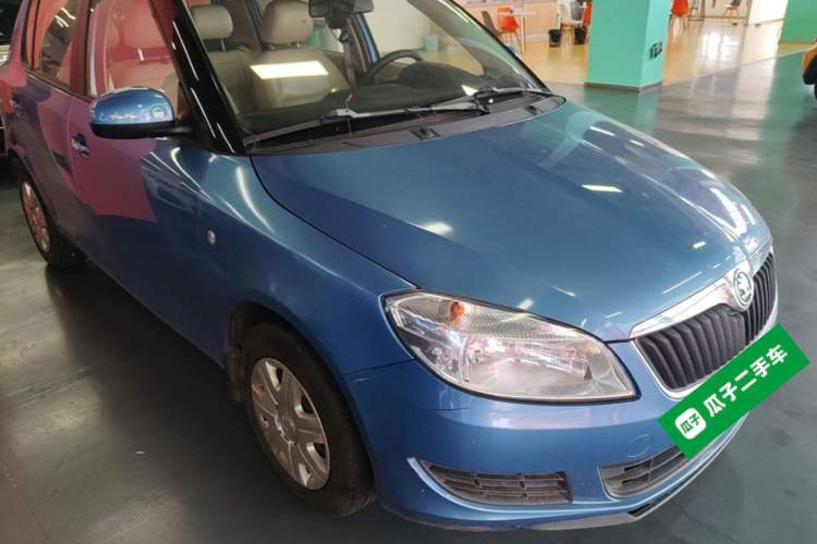 Used Skoda Fabia 2014 1.4L Automatic Crystal Edition Front Right 45 Deg