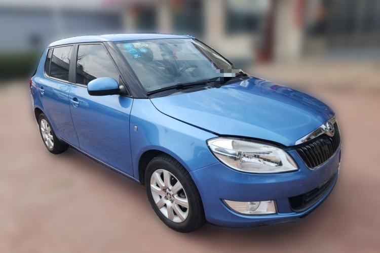 Used Skoda Fabia 2014 1.4L Automatic Crystal Edition Front Right 45 Deg
