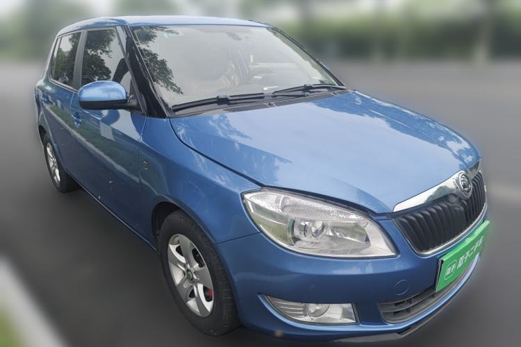 Used Skoda Fabia 2014 1.4L Manual Crystal Edition Front Right 45 Deg