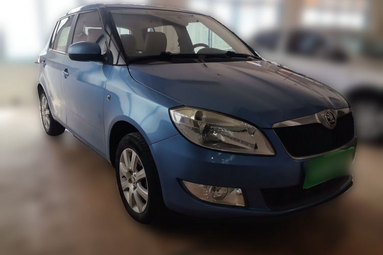 Used Skoda Fabia 2014 1.4L Manual Jingling Edition Front Right 45 Deg