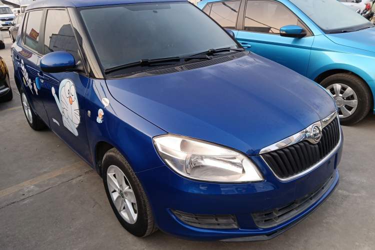 Used Skoda Fabia 2014 1.4L Automatic Crystal Edition Front Right 45 Deg