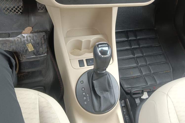 Used Skoda Fabia 2014 1.4L Automatic Crystal Edition Gear Lever