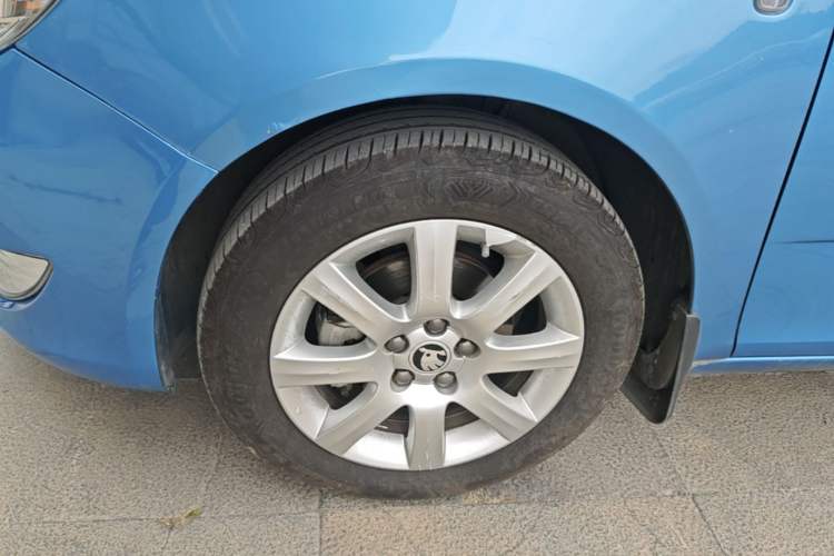 Used Skoda Fabia 2014 1.4L Automatic Crystal Edition Left Front Wheel Hub