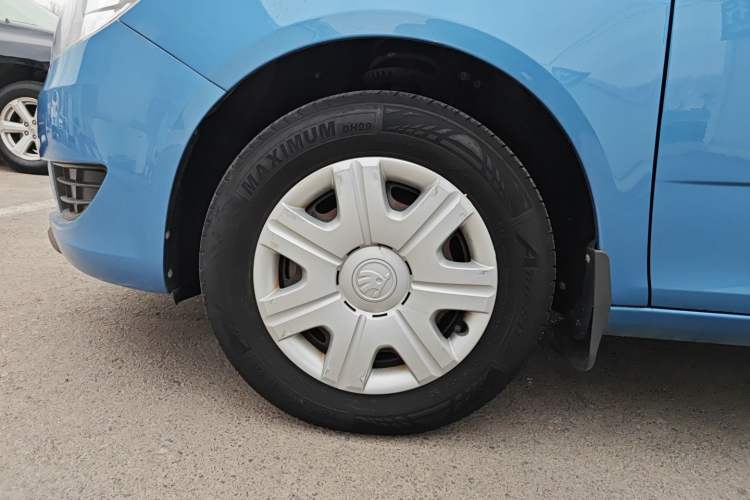 Used Skoda Fabia 2014 1.4L Manual Crystal Edition Left Front Wheel Hub
