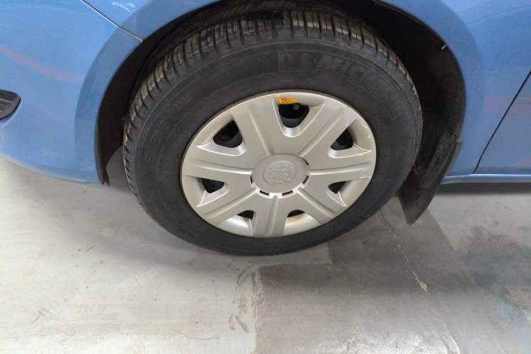 Used Skoda Fabia 2014 1.4L Manual Crystal Edition Left Front Wheel Hub