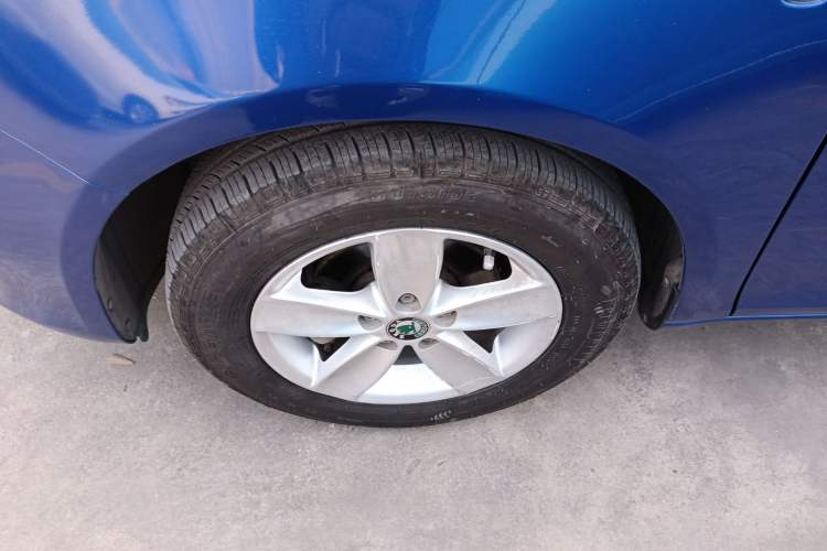 Used Skoda Fabia 2014 1.4L Automatic Crystal Edition Left Front Wheel Hub