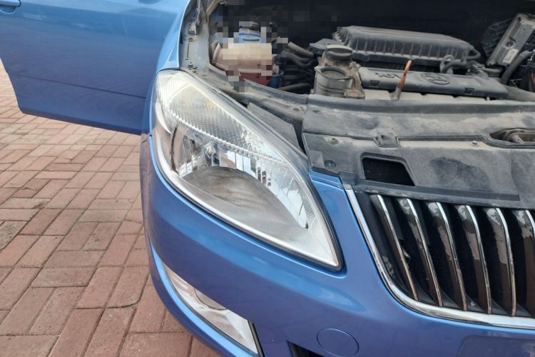 Used Skoda Fabia 2014 1.4L Automatic Crystal Edition Right Front Headlight