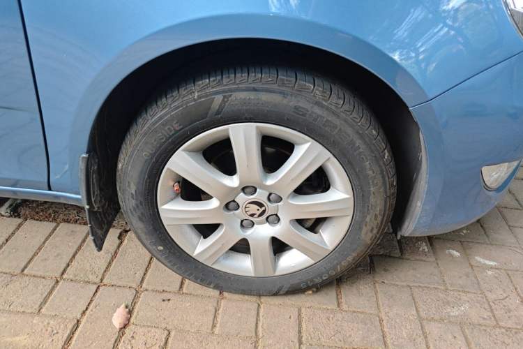 Used Skoda Fabia 2014 1.4L Manual Jingling Edition Right Front Wheel Hub