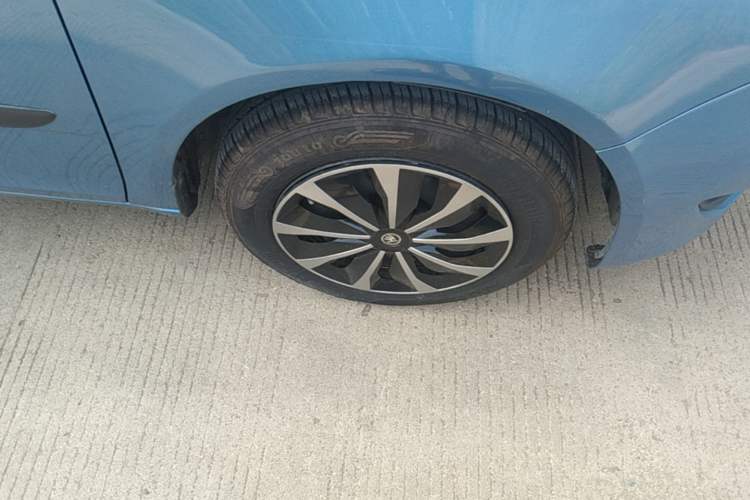 Used Skoda Fabia 2014 1.4L Manual Crystal Edition Right Front Wheel Hub