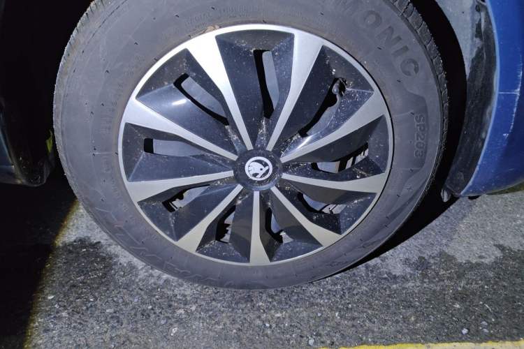 Used Skoda Fabia 2014 1.4L Manual Crystal Edition Right Front Wheel Hub