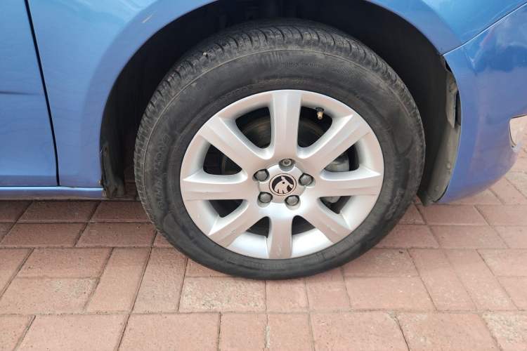 Used Skoda Fabia 2014 1.4L Automatic Crystal Edition Right Front Wheel Hub