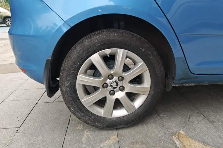 Used Skoda Fabia 2014 1.4L Automatic Crystal Edition Right Rear Wheel Hub