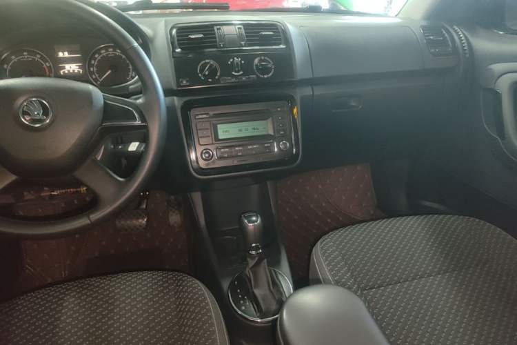 Used Skoda Fabia 2014 1.6L Automatic Sport Edition Audio And AC Panel