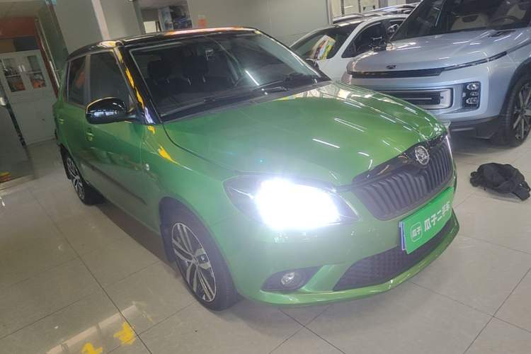 Used Skoda Fabia 2014 1.6L Automatic Sport Edition Front Right 45 Deg