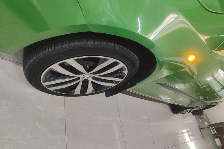 Used Skoda Fabia 2014 1.6L Automatic Sport Edition Left Front Wheel Hub