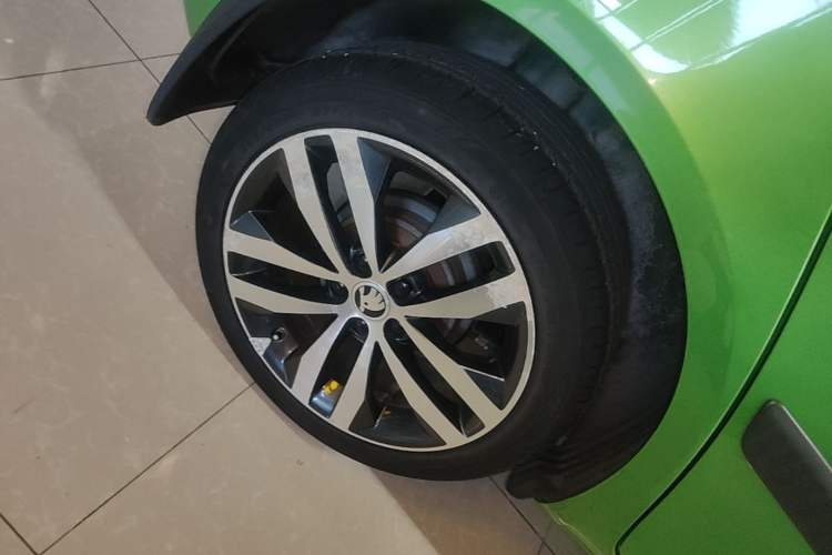 Used Skoda Fabia 2014 1.6L Automatic Sport Edition Right Rear Wheel Hub