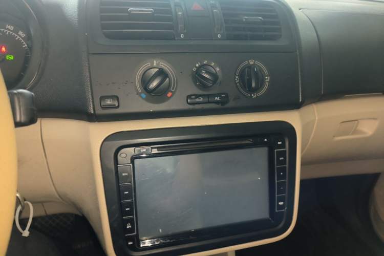 Used Skoda Fabia 2014 1.4L Automatic Crystal Edition Audio And AC Panel