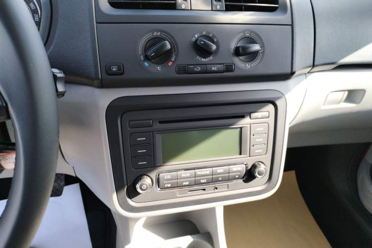 Used Skoda Fabia 2014 1.6L Automatic Crystal Edition Audio And AC Panel