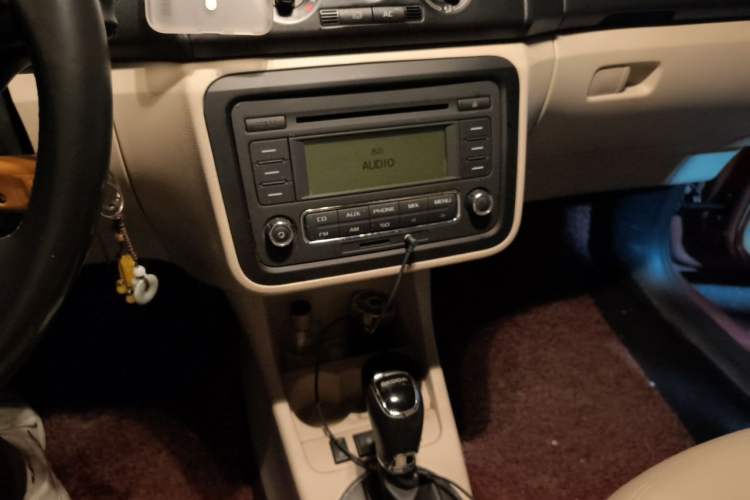 Used Skoda Fabia 2014 1.6L Automatic Crystal Edition Audio And AC Panel