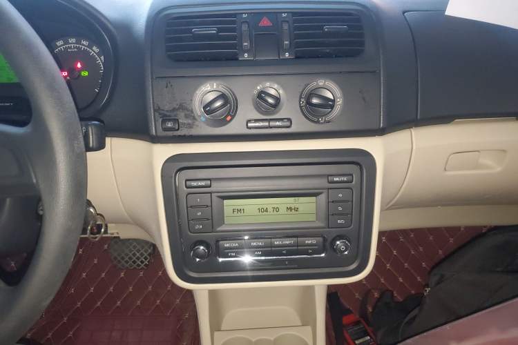 Used Skoda Fabia 2014 1.4L Automatic Crystal Edition Audio And AC Panel