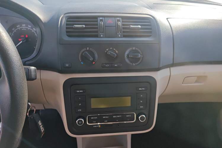 Used Skoda Fabia 2014 1.4L Automatic Crystal Edition Audio And AC Panel