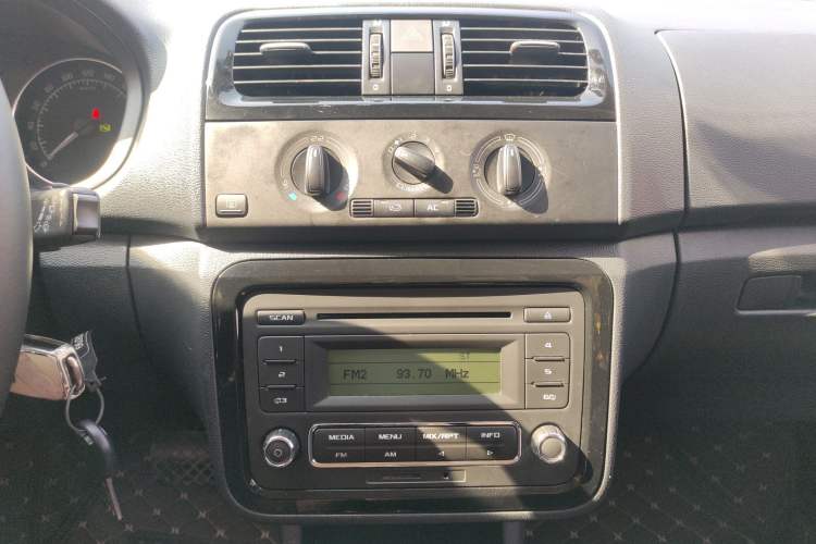 Used Skoda Fabia 2014 1.6L Automatic Sport Edition Audio And AC Panel