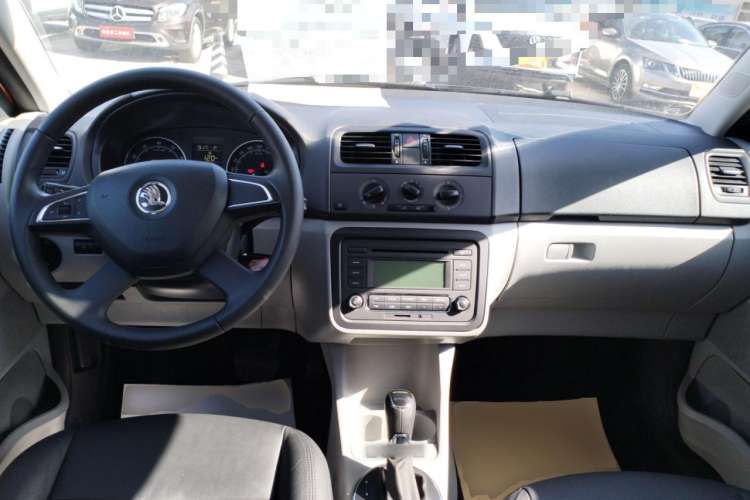 Used Skoda Fabia 2014 1.6L Automatic Crystal Edition Center Console