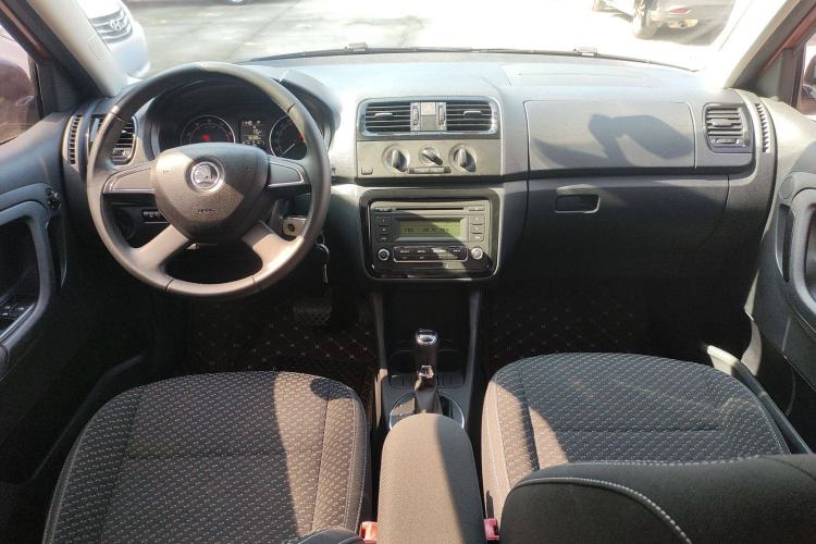 Used Skoda Fabia 2014 1.6L Automatic Sport Edition Center Console