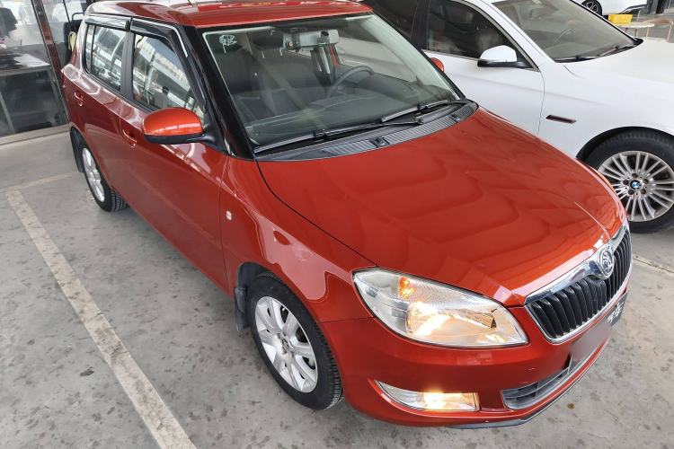 Used Skoda Fabia 2014 1.4L Automatic Crystal Edition Front Right 45 Deg