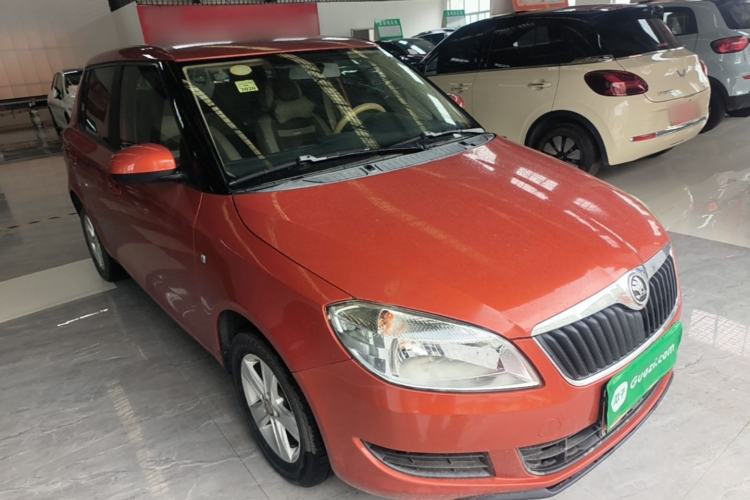 Used Skoda Fabia 2014 1.4L Automatic Crystal Edition Front Right 45 Deg