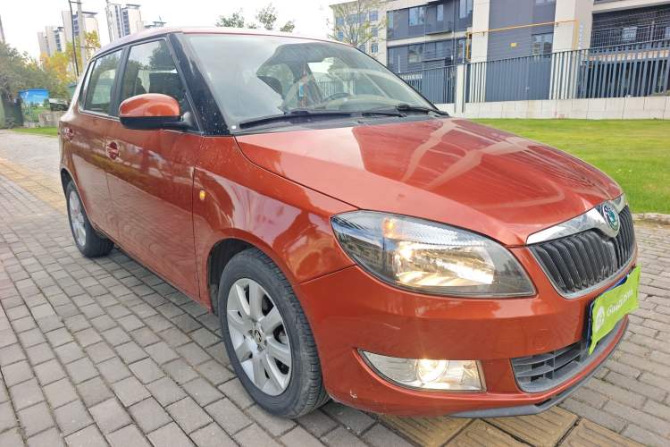 Used Skoda Fabia 2014 1.4L Automatic Crystal Edition Front Right 45 Deg