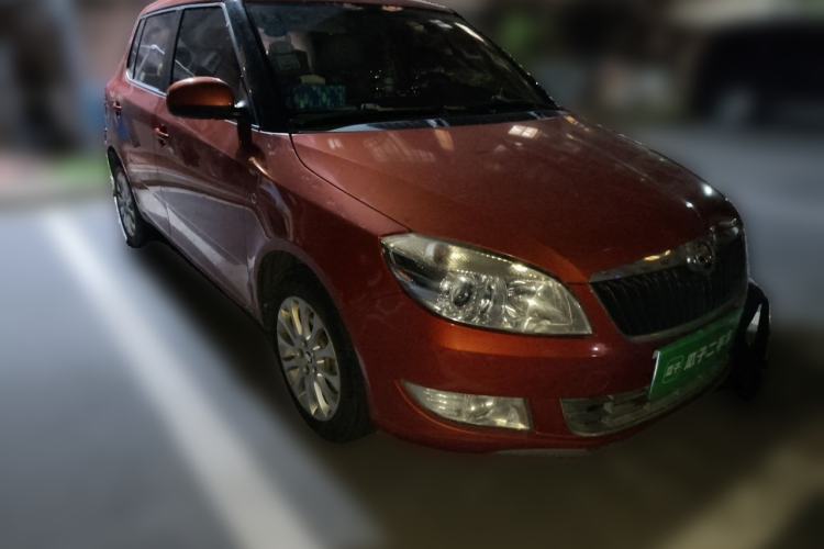 Used Skoda Fabia 2014 1.6L Automatic Crystal Edition Front Right 45 Deg