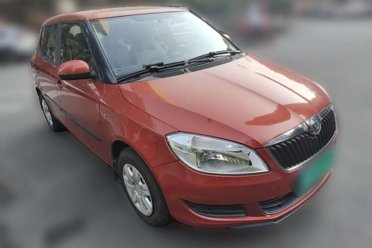 Used Skoda Fabia 2014 1.4L Automatic Crystal Edition Front Right 45 Deg