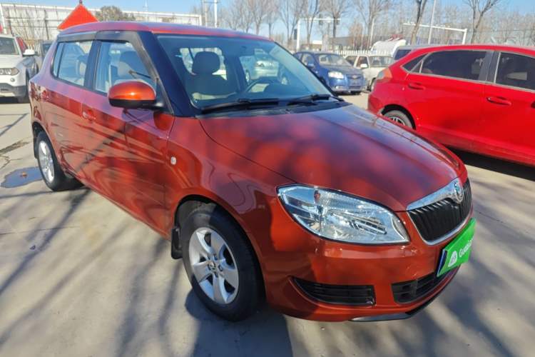 Used Skoda Fabia 2014 1.4L Automatic Crystal Edition Front Right 45 Deg