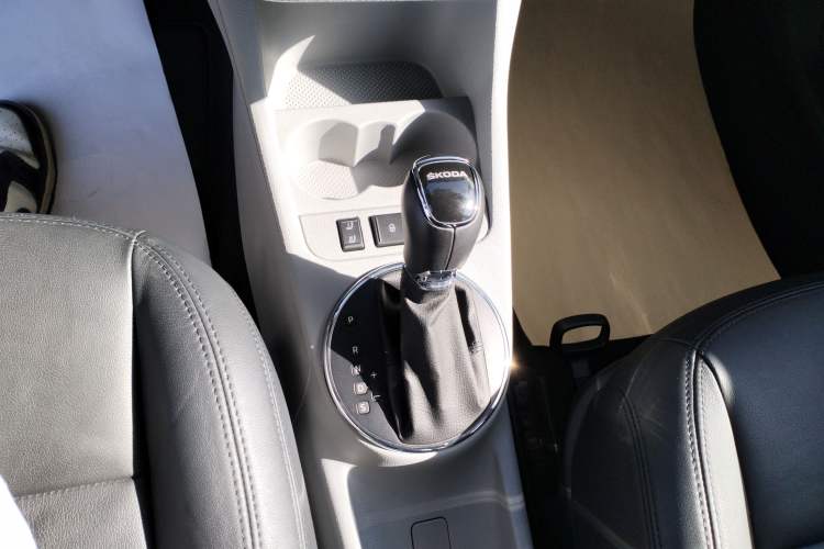 Used Skoda Fabia 2014 1.6L Automatic Crystal Edition Gear Lever