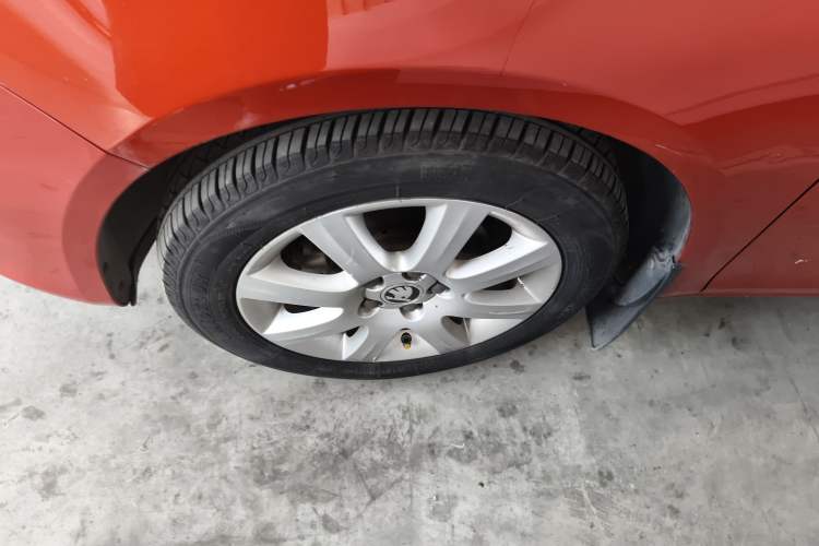 Used Skoda Fabia 2014 1.4L Automatic Crystal Edition Left Front Wheel Hub