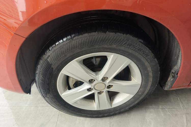 Used Skoda Fabia 2014 1.4L Automatic Crystal Edition Left Front Wheel Hub