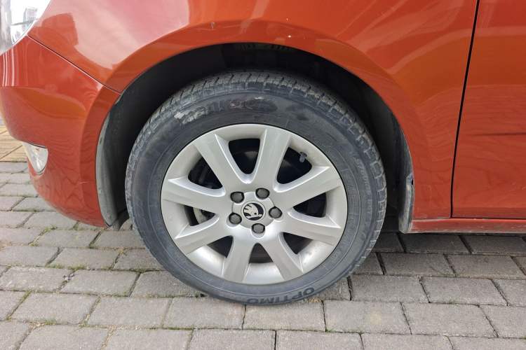 Used Skoda Fabia 2014 1.4L Automatic Crystal Edition Left Front Wheel Hub