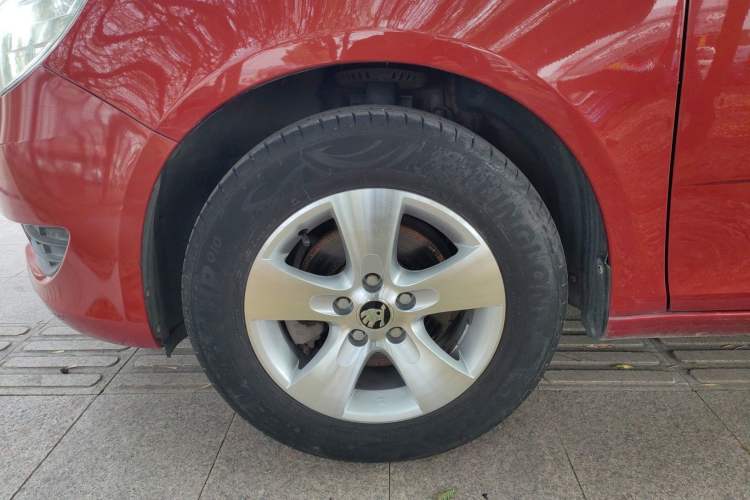 Used Skoda Fabia 2014 1.4L Automatic Crystal Edition Left Front Wheel Hub