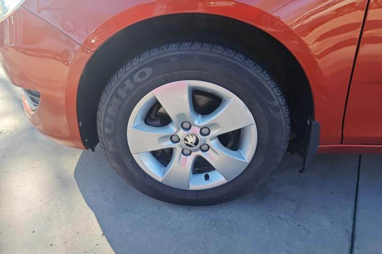 Used Skoda Fabia 2014 1.4L Automatic Crystal Edition Left Front Wheel Hub
