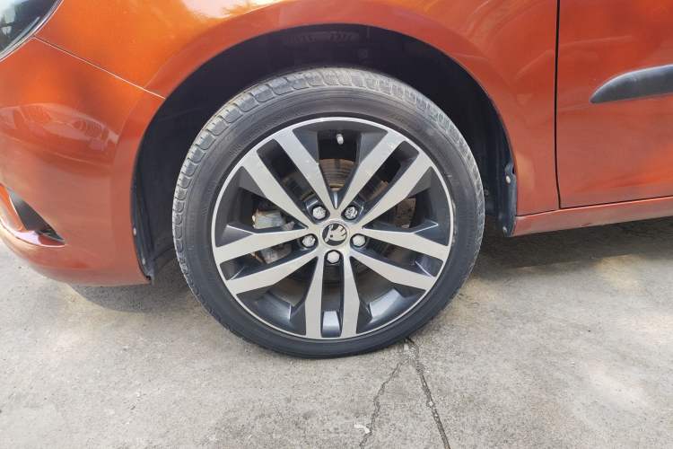 Used Skoda Fabia 2014 1.6L Automatic Sport Edition Left Front Wheel Hub