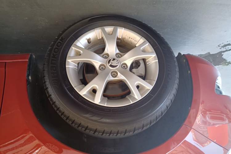 Used Skoda Fabia 2014 1.4L Manual Crystal Edition Left Front Wheel Hub