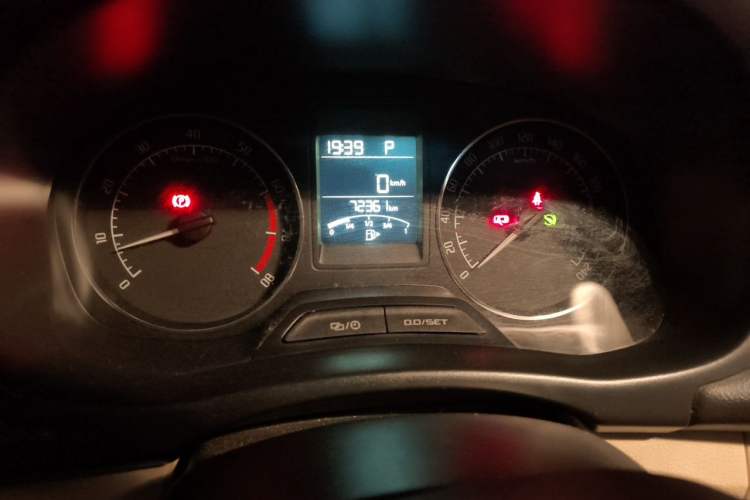 Used Skoda Fabia 2014 1.6L Automatic Crystal Edition Odometer Close Up