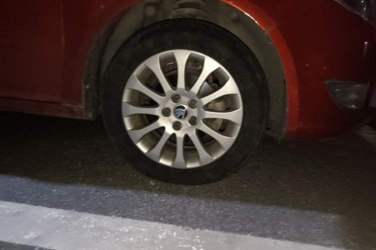 Used Skoda Fabia 2014 1.6L Automatic Crystal Edition Right Front Wheel Hub